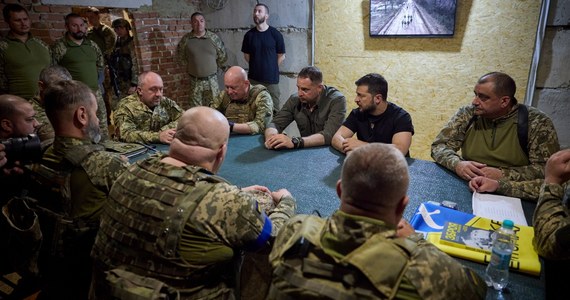 Zdaniem wielu komentatorów rozpoczęta przez Ukraińców na początku czerwca kontrofensywa nie przebiega po ich myśli; nie zmienia tego fakt, że w ostatnich dniach postępy na Zaporożu stały się bardziej znaczące. Głównym problemem, z którym mierzą się siły ukraińskie, są rozbudowane pola minowe. To one hamują nacierające siły podległe Kijowowi.
