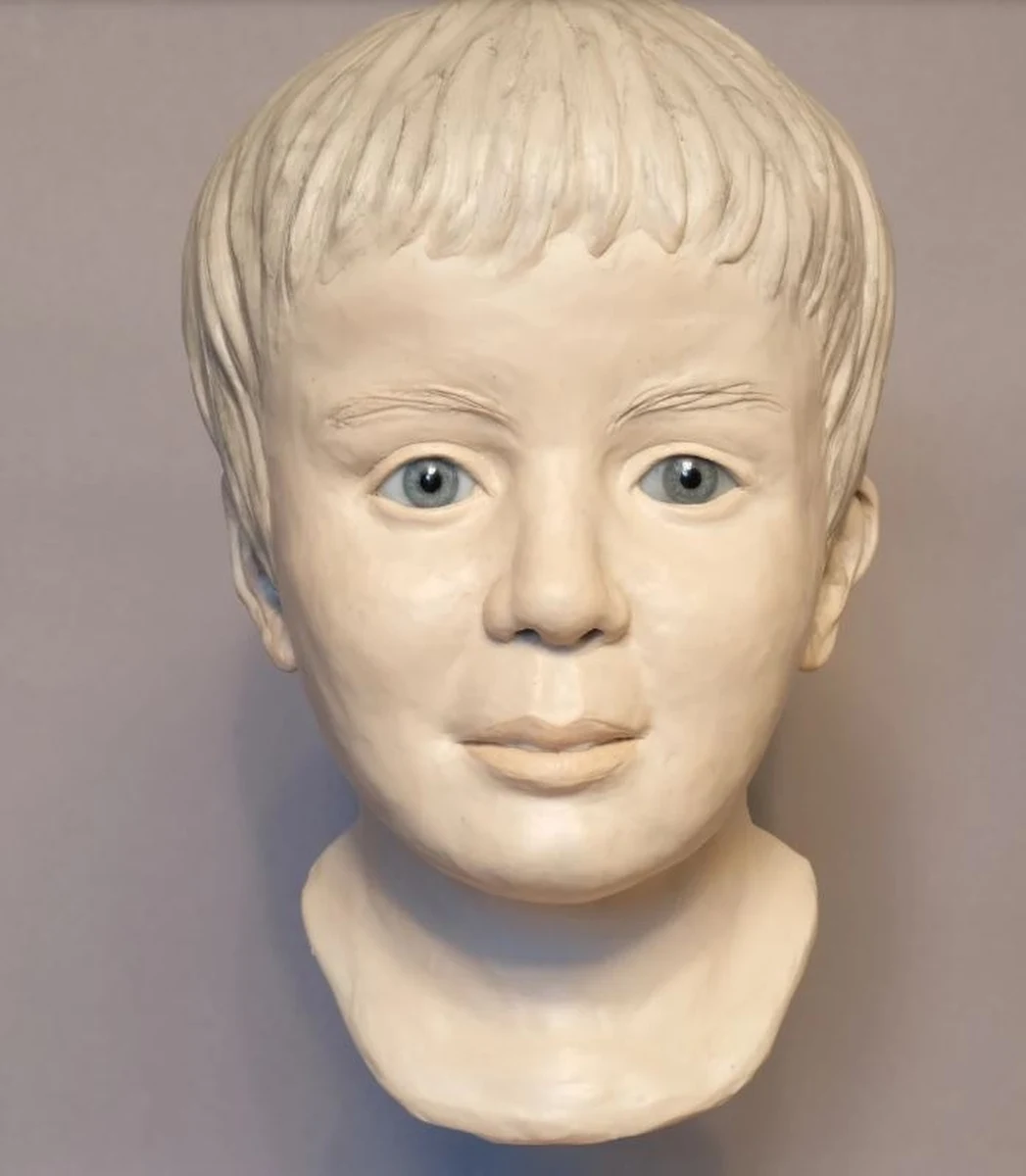 Niemiecka policja wyznaczyła 10 tysięcy euro nagrody za pomoc w identyfikacji dziecka, którego ciało zostało znalezione w Dunaju na wysokości miejscowości Ingolstadt w Bawarii. Ma w tym pomóc rekonstrukcja twarzy chłopca. Nadal nie wiadomo, w jakich okolicznościach dziecko zmarło. Jego ciało zawinięte w worek i obciążone kamieniem wyłowiono z rzeki w maju. 