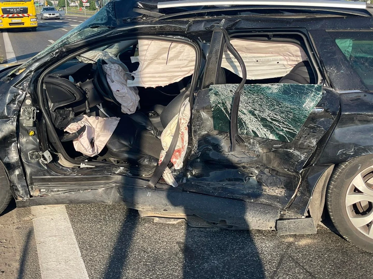 Poważny wypadek w Gnieźnie. Trzy osoby, w tym dwoje małych dzieci, zostały ranne w zderzeniu samochodu osobowego z karetką jadącą na sygnale.