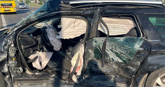 Poważny wypadek w Gnieźnie. Trzy osoby, w tym dwoje małych dzieci, zostały ranne w zderzeniu samochodu osobowego z karetką jadącą na sygnale.