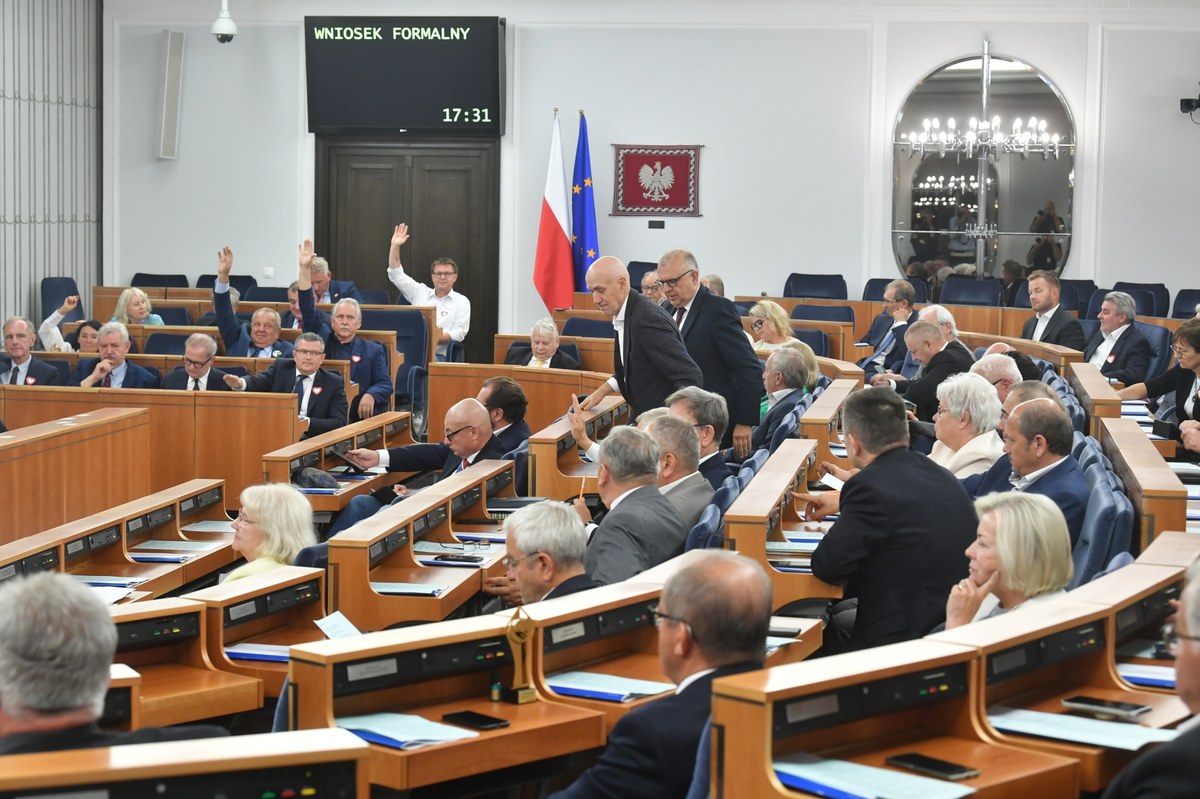 Nie bacząc na to, że dziś zbiera się po raz ostatni, Senat powołuje komisję nadzwyczajną do zbadania rosyjskich wpływów na decyzje organów władzy publicznej w Polsce. Zadanie, jakie postawiono przed siedmiorgiem członków komisji, jest jednak w oczywisty sposób niewykonalne, Senat jednak to robi, mimo że znakomicie o tym wie.