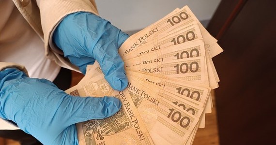 Za wprowadzanie do obiegu fałszywych banknotów odpowie trzech młodych mężczyzn, którzy w Miliczu na Dolnym Śląsku próbowali nimi płacić w sklepie. Wpadli, bo jedna z ekspedientek rozpoznała falsyfikat i wezwała policję.