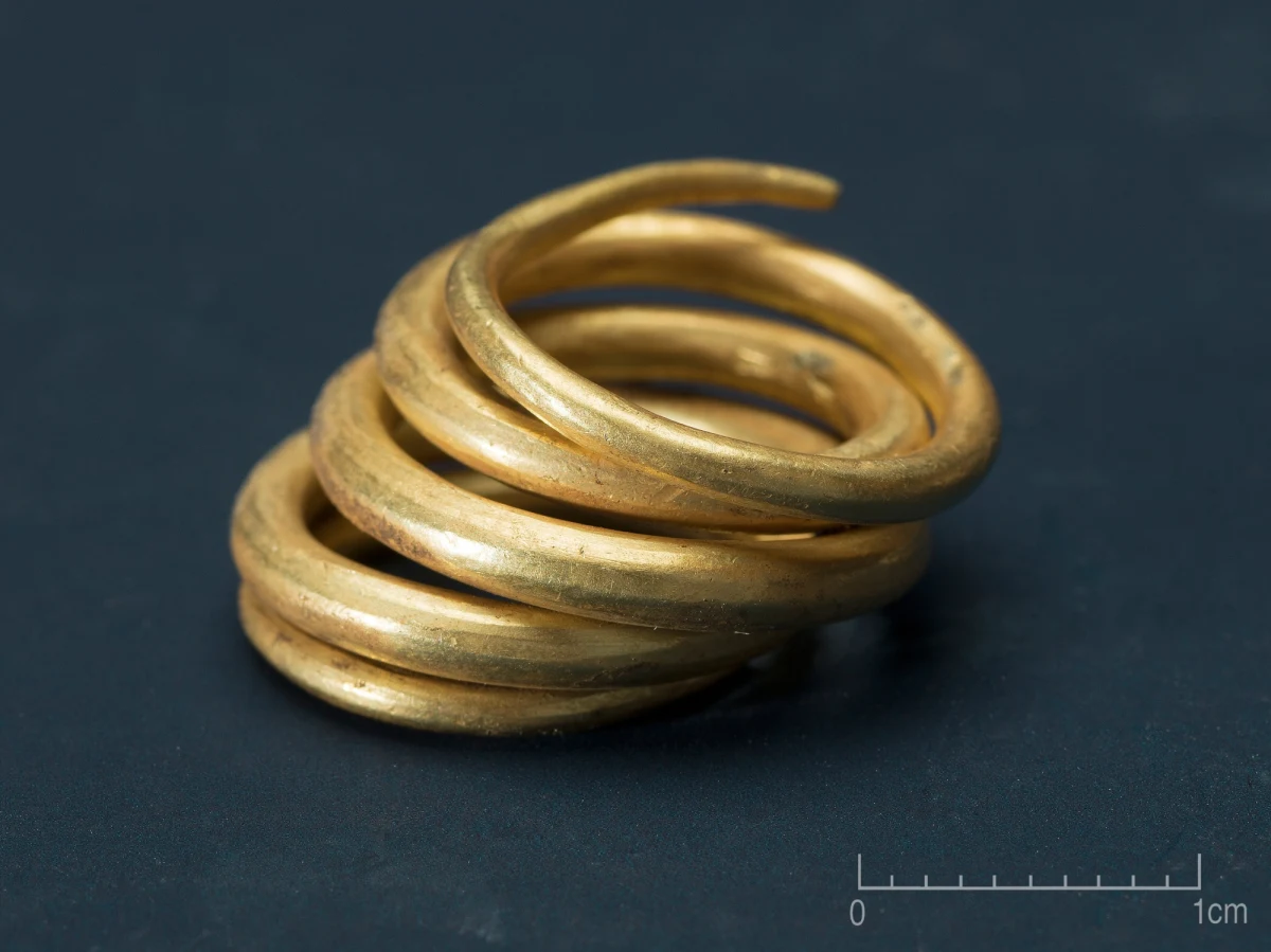 52-letni poszukiwacz skarbów-amator znalazł na niewielkiej wyspie Rennesøy pod Stavanger skarb ze złota, liczący 1500 lat. Jak podaje tamtejsza prasa, takiego odkrycia dokonano ostatni raz w XIX wieku. 