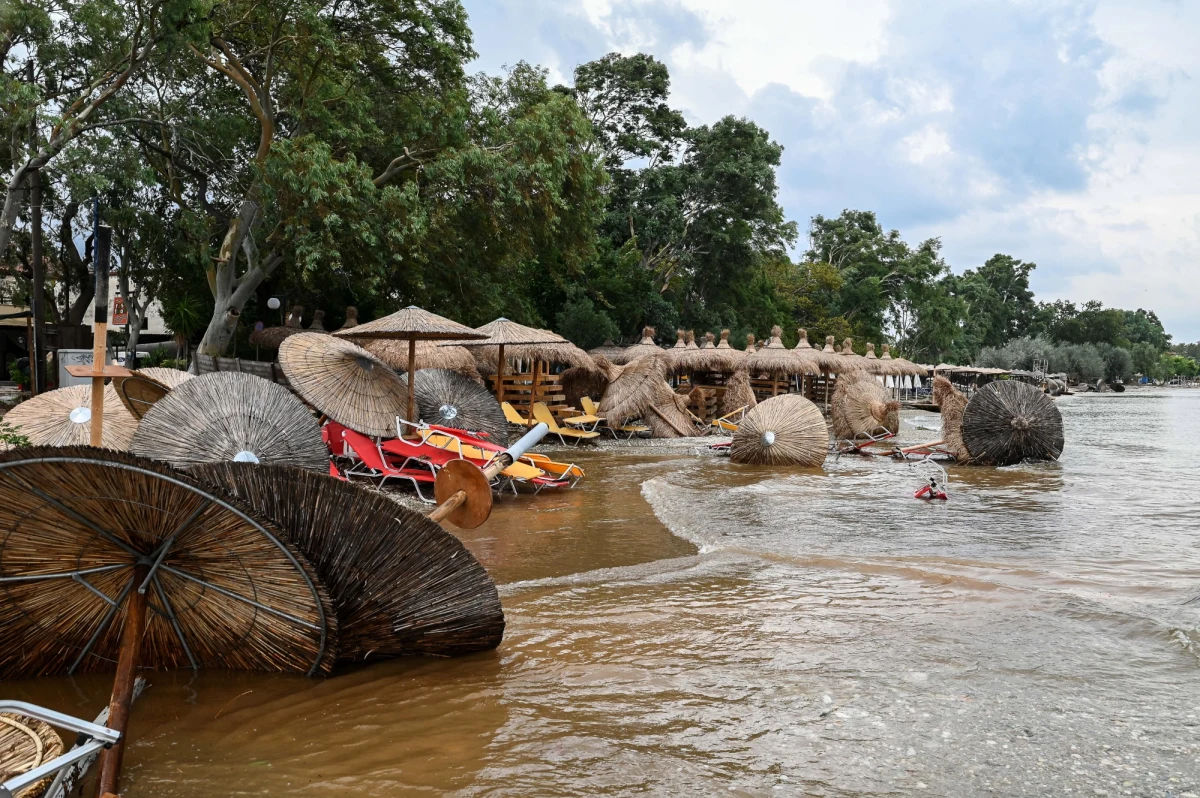 Nowożeńcy z Austrii, spędzający miesiąc miodowy w Grecji, zaginęli po powodzi. Według jednego ze źródeł wezbrana woda porwała dom, w którym się zatrzymali. 