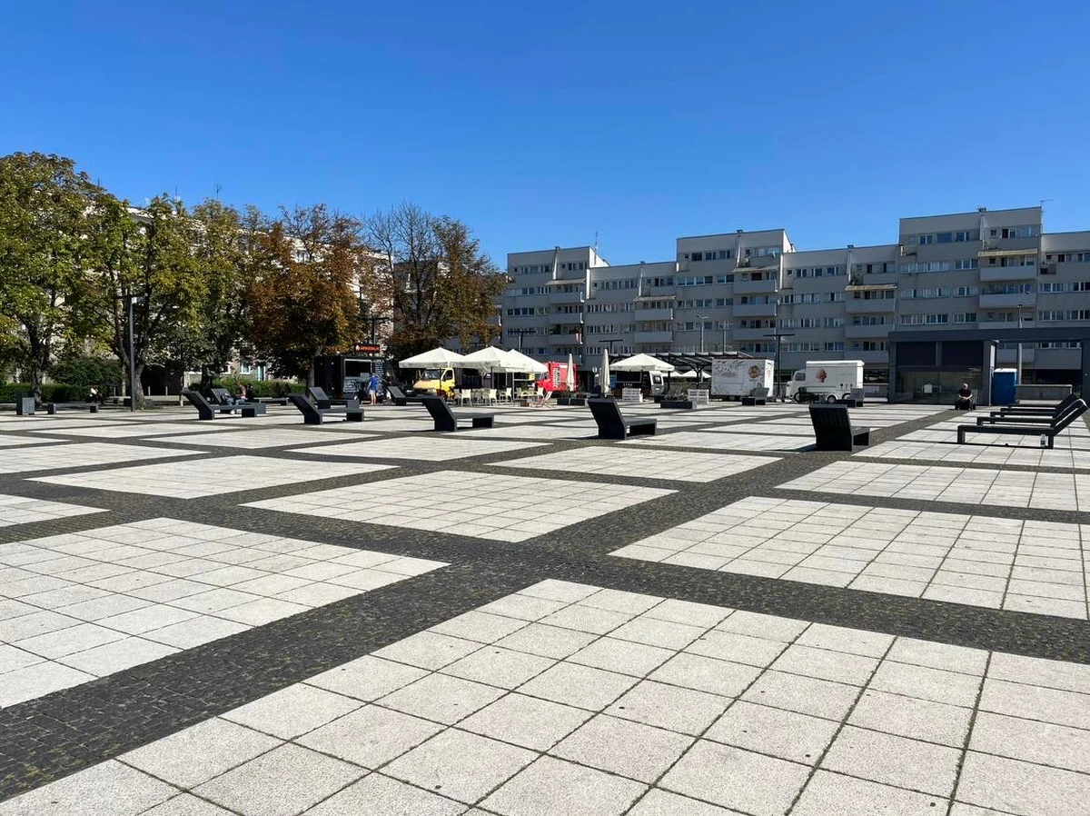 Szykuje się zielona rewolucja na wrocławskim placu Nowy Targ. W tym pokrytym kostką i betonem miejscu pojawią się 63 tysiące roślin. Dziś (7.09) podpisano umowę z wykonawcą i symbolicznie usuniętą pierwszą płytę. Prace ruszą na przełomie września i października. Potrwają 9 miesięcy.