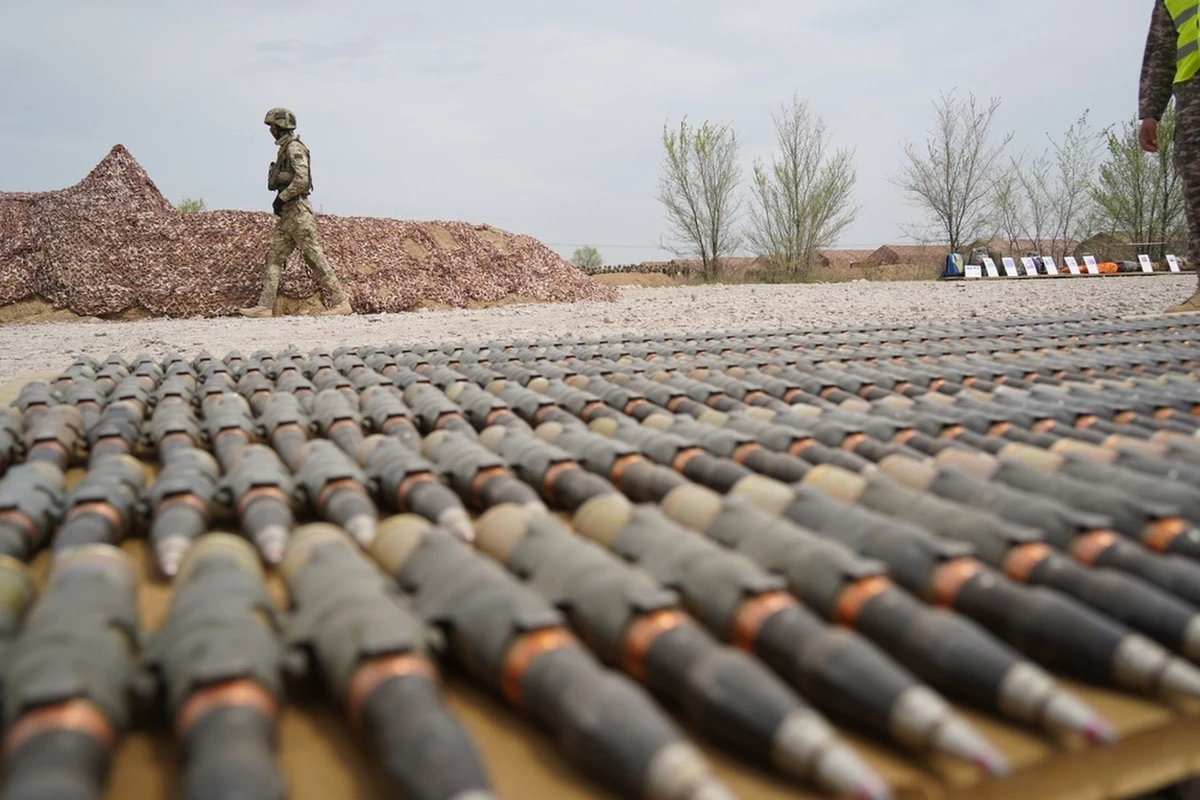Jeszcze w tym miesiącu możliwe będą pierwsze wspólne, unijne zamówienia w polskich zakładach zbrojeniowych. Polska podpisała z Europejską Agencją Obrony (EDA) "ramowy kontrakt" w sprawie wspólnych zamówień na amunicję 155 mm - dowiedziała się dziennikarka RMF FM w Brukseli. Jak informuje na swoich stronach EDA, agencja podpisała już 8 tego typu umów. Ostatnie 5 takich kontraktów podpisano 5 września. Chodzi o wspólne, unijne zakupy amunicji dla Ukrainy jak i uzupełnienie przez unijne kraje własnych zapasów.