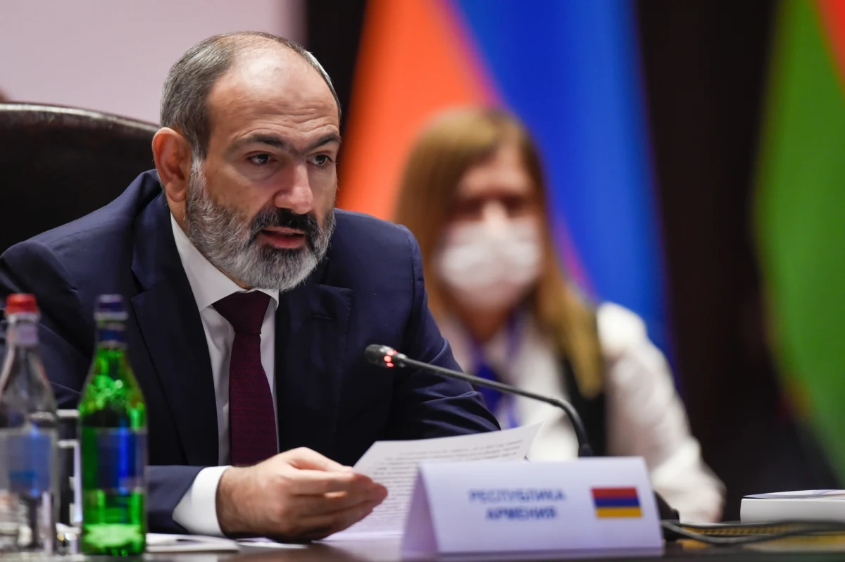 Premier Armenii Nikola Paszynian ostrzega, że Azerbejdżan gromadzi wojska na granicy z Armenią i w Górnym Karabachu. Rosja, która jest gwarantem porozumienia pokojowego między Armenią i Azerbejdżanem, przekazała, że współpracuje z Baku i Erywaniem nad deeskalacją.