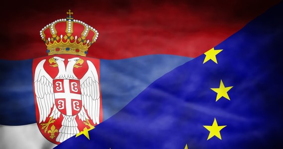 ​System ruchu bezwizowego pomiędzy Unią Europejską i Serbią jest zagrożony z powodu dużej liczby Rosjan, którym przyznano serbskie obywatelstwo w uproszczonej procedurze - poinformowała w czwartek telewizja Nova, powołując się na komunikat Komisji Europejskiej.