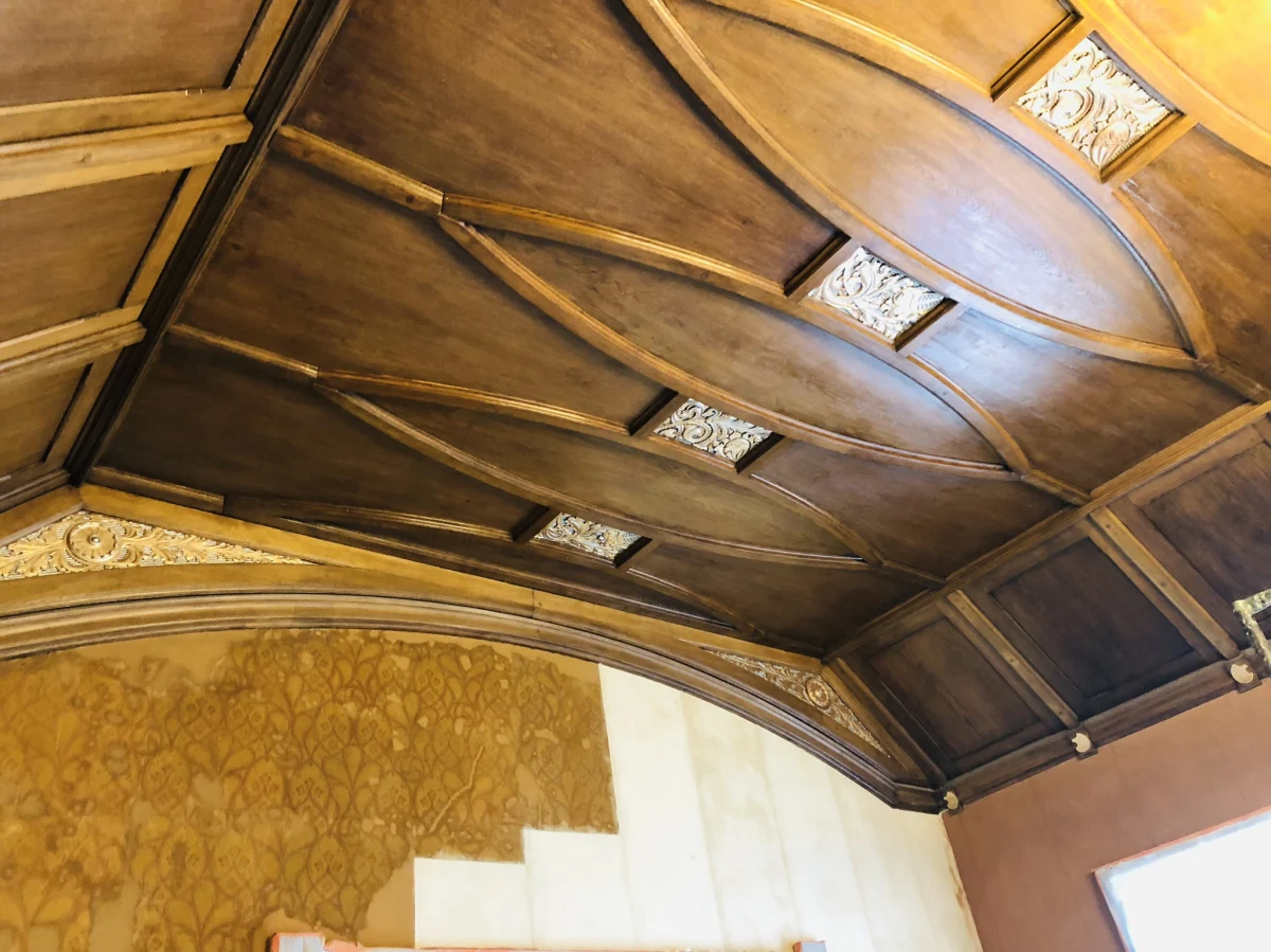 Oryginalna, XX-wieczna bawełniana tapeta zdobi ściany pokoju karcianego w Pałacu Rodziny Poznańskich w Łodzi, który należał do Króla Bawełny - Izraela Poznańskiego. Codziennie, centymetr po centymetrze odkrywane jest coraz więcej powierzchni tej tłoczonej tapety w stylu secesyjnym. Właśnie trwają prace nad rekonstrukcją Sali Arkadkowej.