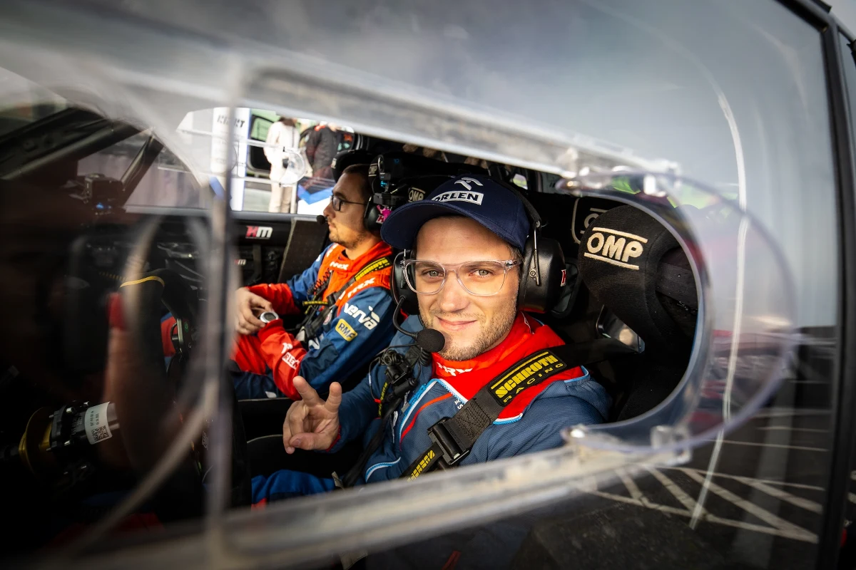 Kacper Wróblewski i Jakub Wróbel, reprezentujący ORLEN Team, w ten weekend przeniosą się z tras Dolnego Śląska na Podbeskidzie, gdzie wezmą udział w Rajdzie Śląska. Jest to kolejna runda Rajdowych Samochodowych Mistrzostw Polski (RSMP), która awansowała do FIA European Rally Trophy (FIA ERT) – międzynarodowych rozgrywek pod egidą FIA. W miniony weekend załoga solidnie przygotowywała się do startu, biorąc udział w Tarmac Masters, gdzie zdobyła 2. miejsce.