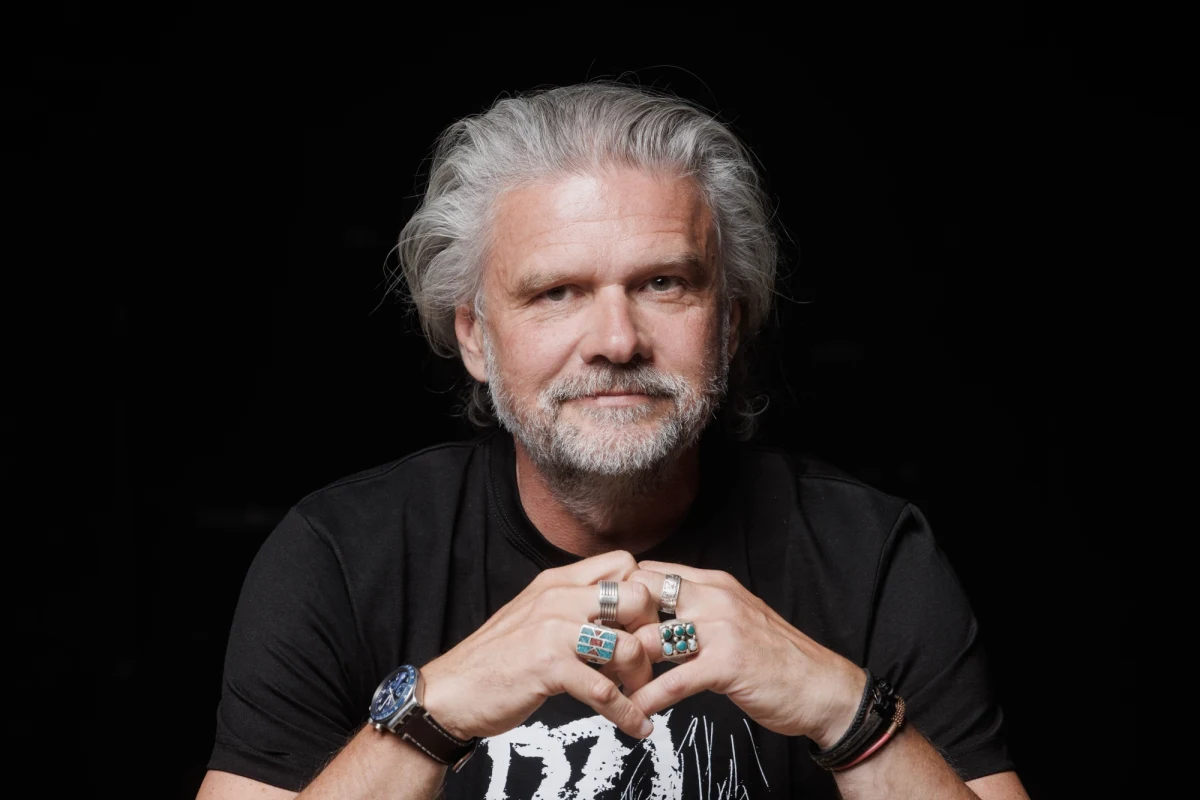 Zarząd Województwa Małopolskiego nie zgodził się na to, by dyrektor Teatru im. Juliusza Słowackiego zastąpił w przestawieniu „Dziady” Jana Peszka.  Krzysztof Głuchowski musiał się zwrócić z takim pytaniem, ponieważ tego wymaga jego umowa. Zarząd odmówił argumentując, że dyrektor zajęty jest nadzorowaniem inwestycji i remontów, które trwają w placówce. „W tej sytuacji nie ma zgody na podjęcie podmiotowych prac o charakterze twórczym” – tłumaczyli samorządowcy w uchwale.