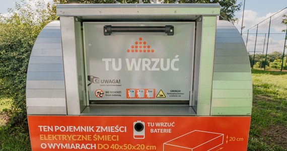 Nowe pojemniki na elektrośmieci pojawiły się w Łodzi. Wyrzucisz do nich stare komórki, myszki komputerowe czy klawiaturę. 