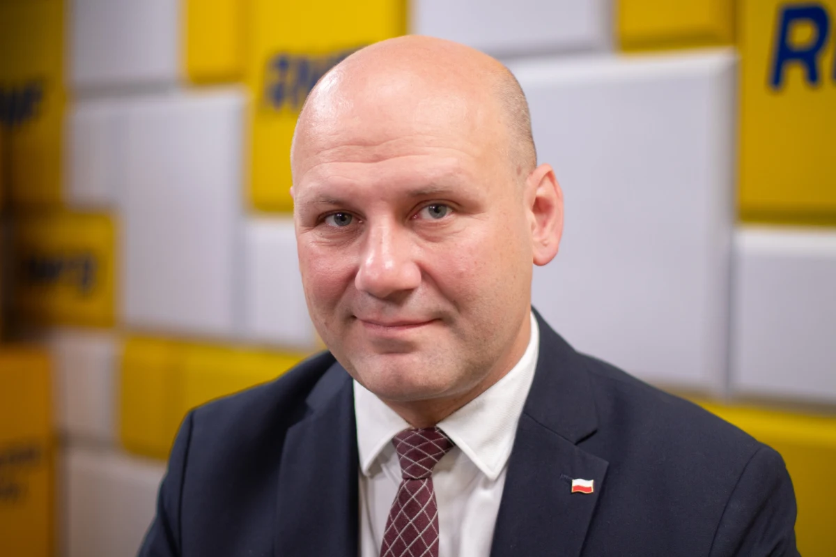 "To wina opozycji, że pieniędzy z KPO wciąż nie ma w Polsce" - tak minister odpowiedzialny za sprawy UE, Szymon Szynkowski vel Sęk tłumaczy porażkę rozmów rządu z KE. Gość Rozmowy o 7:00 w RMF FM i radiu RMF24 zapowiedział też, że po 15 września ukraińskie zboże nie wjedzie do Polski, a ukraińskie próby nacisku przekraczają granice dyplomacji, ale nie robią na polskim rządzie wrażenia. 