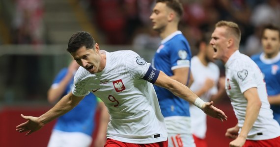Polska wygrała z Wyspami Owczymi 2:0 (0:0) w meczu eliminacji piłkarskich mistrzostw Europy. Obie bramki dla Biało-Czerwonych zdobył Robert Lewandowski. 