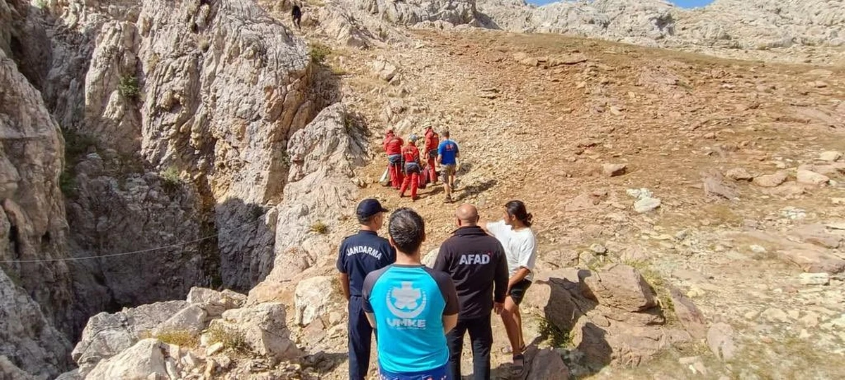 Nawet kilka dni może potrwać akcja wydobycia na powierzchnię amerykańskiego naukowca Marka Dickeya, który zachorował podczas podziemnej ekspedycji w tureckiej jaskini. 40-letni mężczyzna utknął w sobotę 1276 metrów pod ziemią. Trwa bezprecedensowa akcja ratunkowa, w której uczestniczą także polscy ratownicy górscy.