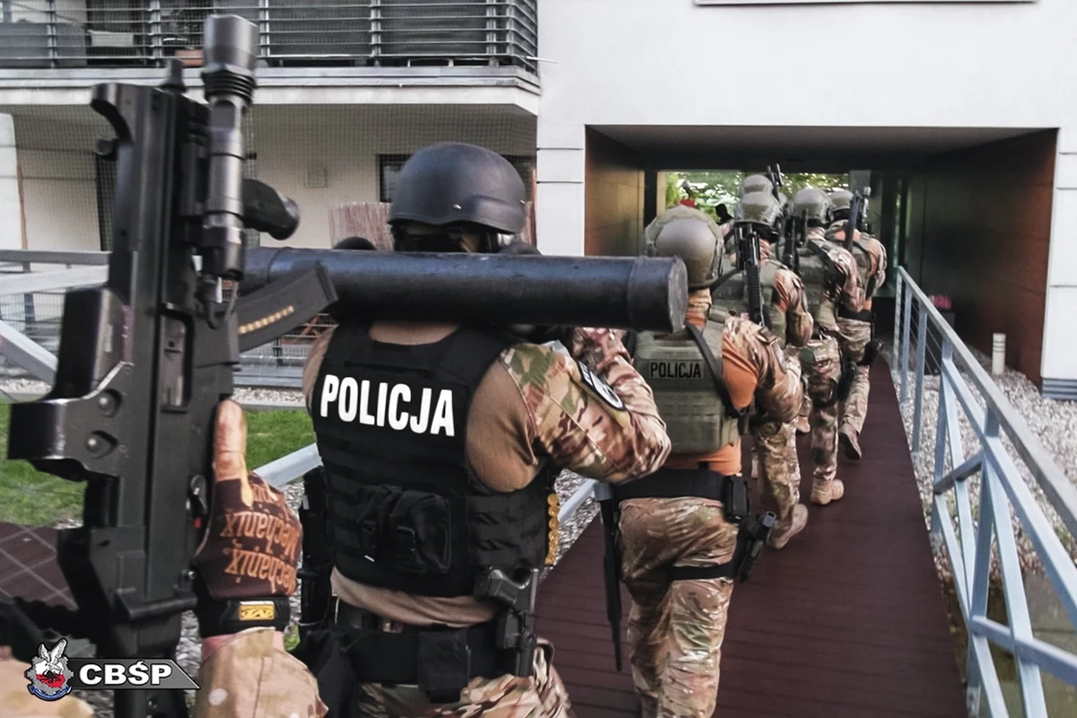 Policjanci z CBŚP zatrzymali cztery osoby podejrzane o organizowanie nielegalnego przekraczania granicy z Białorusi do Polski, a później dalej do Europy Zachodniej. Imigranci przewożeni byli wynajętymi samochodami osobowymi. Śledztwo prowadzi prokuratura w Lublinie.