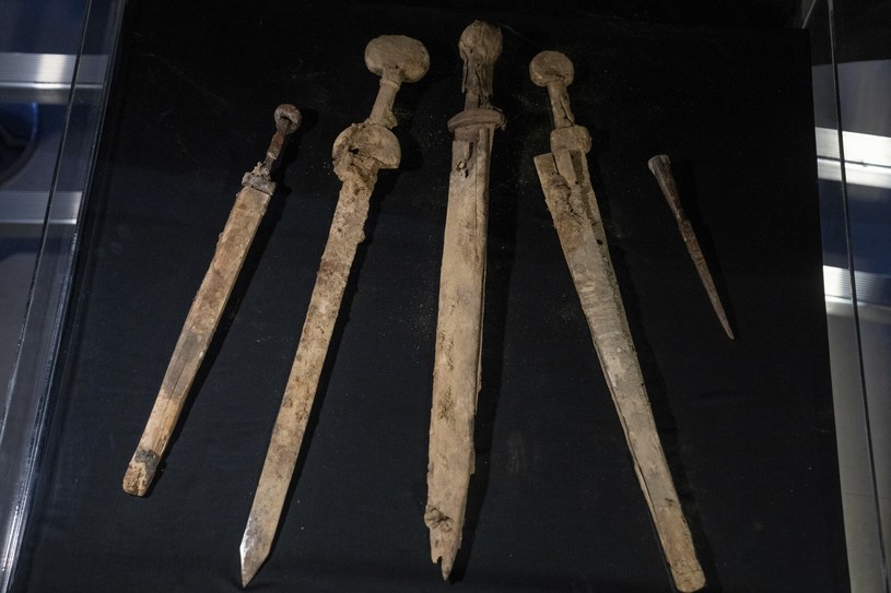 Izraelscy badacze dokonali niewiarygodnego odkrycia. Podczas badania jaskini nad Morzem Martwym znaleźli cztery doskonale zachowane rzymskie miecze sprzed 1900 lat. 