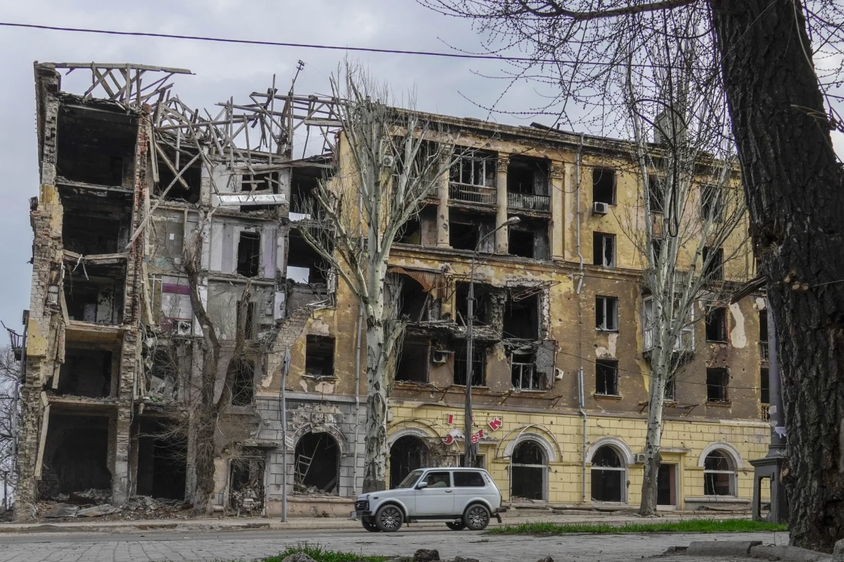 Rzecznik ukraińskiego MSZ Ołeh Nikołenko jest oburzony wykonaniem przez chińską śpiewaczkę operową sowieckiej piosenki "Katiusza" w ruinach teatru w okupowanym Mariupolu. W marcu 2022 roku siły rosyjskie zabiły tam ponad 600 osób. 