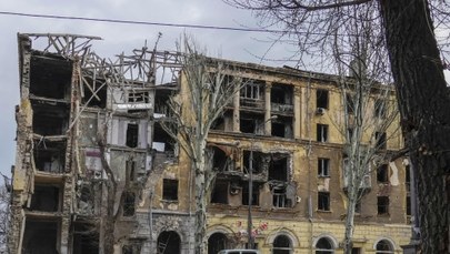 Sowiecka "Katiusza" w ruinach teatru w Mariupolu
