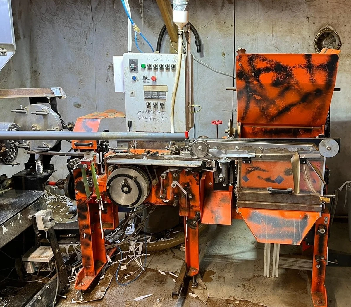 W powiecie brzezińskim w Łódzkiem policjanci zlikwidowali nielegalną fabrykę papierosów. Zatrzymano dwóch mężczyzn, którzy odpowiedzą za produkcje papierosów i paserstwo akcyzowe

