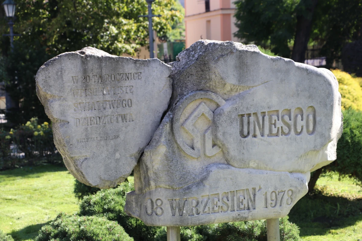 8 września mija 45 lat od wpisania Kopalni Soli w Wieliczce na listę światowego dziedzictwa UNESCO. Wielicka Kopalnia znalazła się na pierwszej tego typu liście obok krakowskiego Starego Miasta, Wysp Galapagos czy katedry w Akwizgranie. "To jedna z pereł naszego dziedzictwa narodowego" - mówi Paweł Nowak, prezes kopalni soli w Wieliczce.