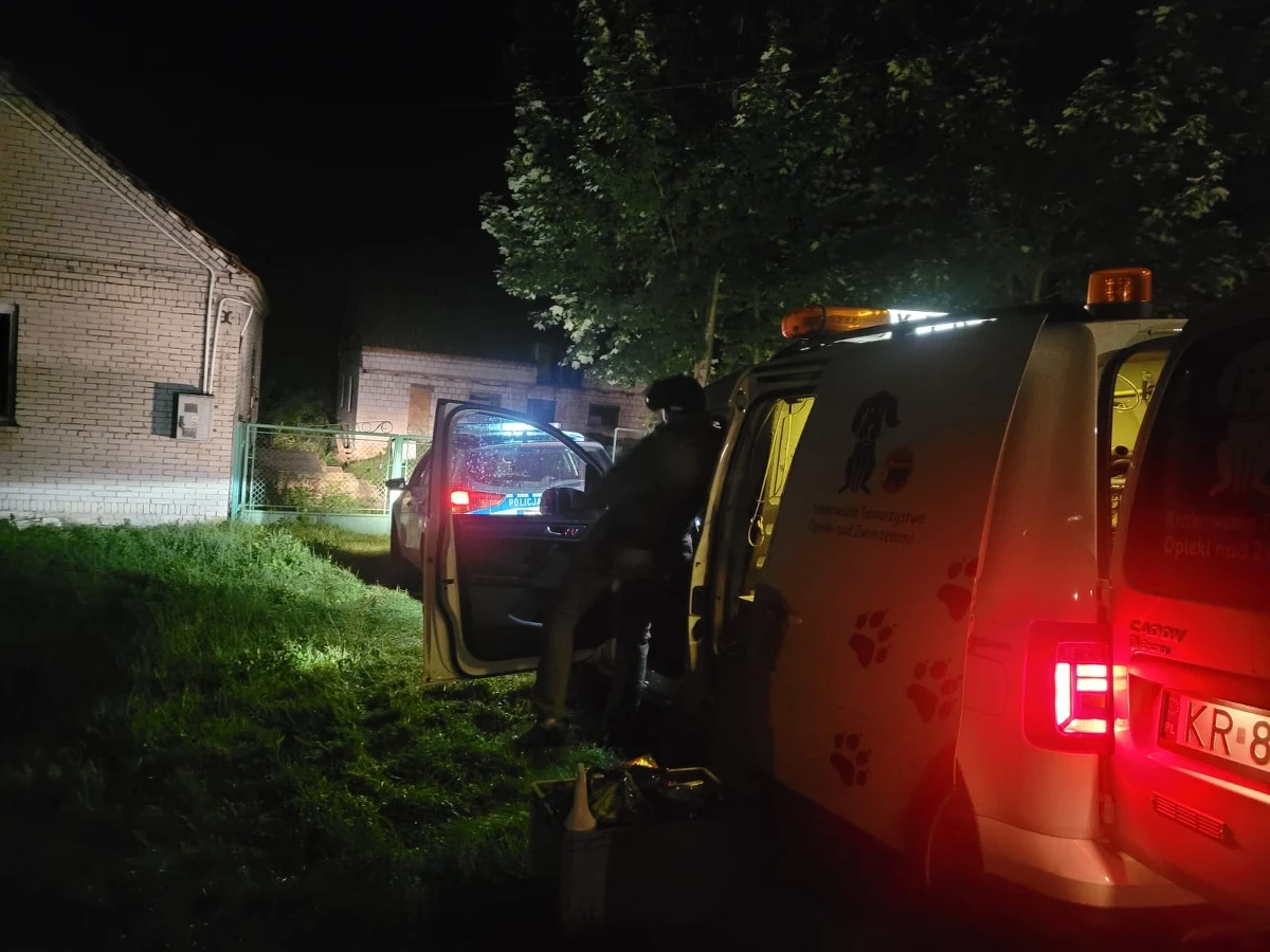 Szczątki kilkudziesięciu zwierząt, najprawdopodobniej psów, odnaleziono na terenie opuszczonego gospodarstwa rolnego w Biskupicach w powiecie proszowickim w Małopolsce. Miała się tam znajdować nielegalna hodowla. Policja poszukuje jej właściciela.