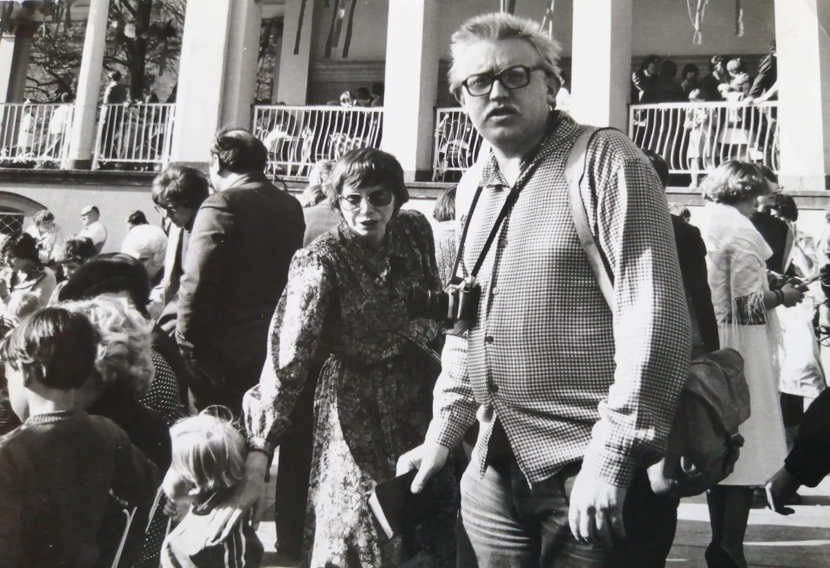 Zdolny dziennikarz prasowy, a jak się później okazało, także utalentowany reporter radiowy. Wyróżniał się wzrostem, wagą i pokaźną jasną brodą, a jednocześnie przedstawiał się jako… Adaś. Oddany mąż i ojciec, zaangażowany w stanie wojennym działacz. 10 września 2023 roku mija 25. rocznica śmierci Adama Gieraka, reportera radia RMF FM z dalekiego Wałbrzycha. Był pierwszym kolegą z redakcji RMF FM, którego straciliśmy.