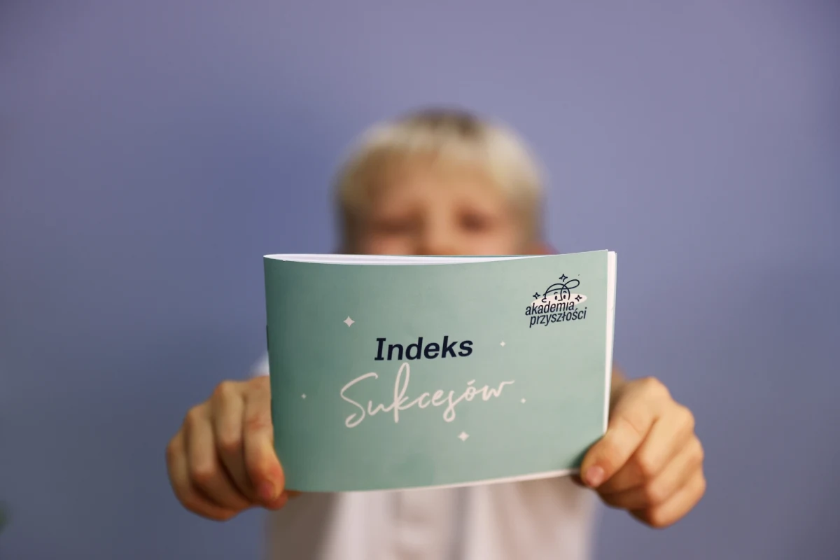 „W młodości zobaczyłem na billboardach napis: Podziel się sukcesem. I wtedy zawarłem pakt ze wszechświatem, iż jeśli osiągnę w życiu sukces i zrealizuję swoje cele, to będę się tym dzielił. Po 30-stce przyszedł na to czas, a Akademia Przyszłości okazała się idealnym do tego miejscem” – tak zaczyna swoją opowieść Konrad, wolontariusz Akademii Przyszłości, który w programie społecznym Akademia Przyszłości współpracował m.in. z 11-letnim podopiecznym Dominikiem. 