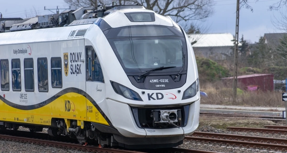 Pociąg Kolei Dolnośląskich wjechał w uszkodzoną sieć trakcyjną nieopodal miasta Boguszów-Gorce. Niezbędna była ewakuacja pasażerów.