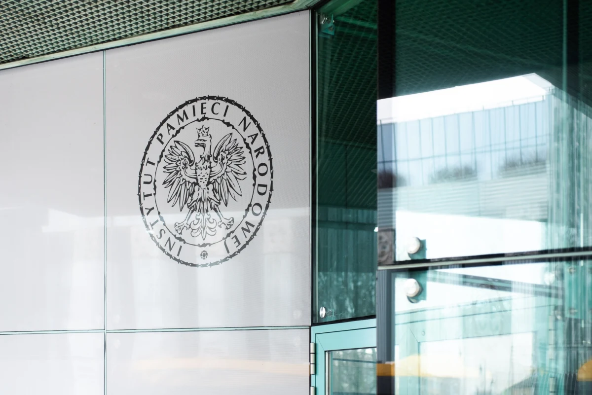 Do pierwszych dni grudnia IPN ma czas na weryfikację oświadczeń lustracyjnych urzędników państwowych i Służby Cywilnej, urodzonych przed sierpniem 1972. Kto go nie złożył - już stracił pracę. Kto skłamał lub się przyznał - straci pracę. Pierwotnie rząd szacował, że takich osób zatrudnionych w administracji jest ok. 40 tysięcy. Dziś wiemy, że obowiązek lustracyjny obejmuje 36 456 urzędników.