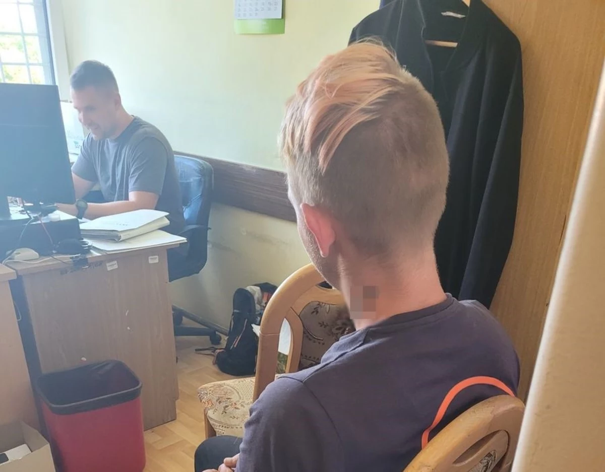 32-latek stoi za licznymi włamaniami do samochodów w Tczewie. Oprócz tego kradł w sklepach spożywczych i drogeriach. Co szczególnie bulwersujące, w cały proceder wciągnął swojego 13-letniego syna.