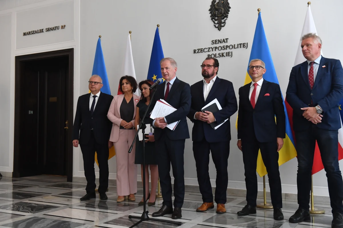 Gdyby z liczby komisji, zajmujących się pilnie sprawą rosyjskich wpływów wnioskować o wadze sprawy - byłoby jasne, że jest to rzecz fundamentalna; komisje są aż dwie. Gdyby jednak przyjrzeć się pilności, z jaką obie zajmują się sprawą, jej waga okazałaby się skromna - żadna z tych komisji... nie działa.