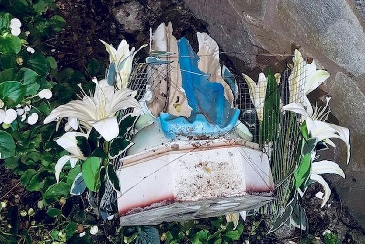 Policjanci z Ustki zatrzymali 20-latka, który zdemolował przydrożną kapliczkę w Gąbinie. Młody mężczyzna tłumaczył, że zdenerwował się, ponieważ uciekł mu autobus. Usłyszał zarzut obrazy uczuć religijnych i zniszczenie mienia, za co grozi mu odpowiedni do 2 i do 5 lat więzienia.