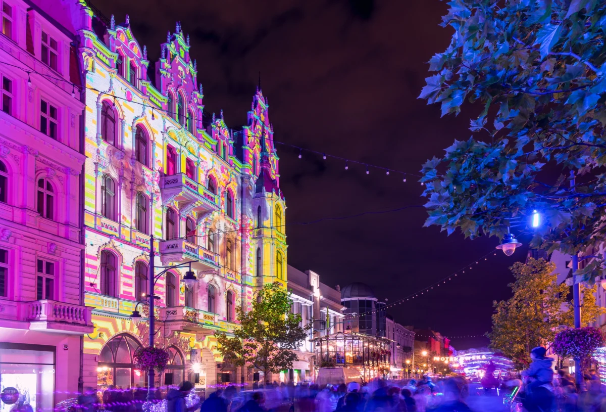 Piękno łódzkiej architektury podkreślone zachwycającymi animacjami, widowiskowe projekcje, poruszające instalacje i pierwsza w historii festiwalu prezentacja wewnątrz budynku, czyli prawdziwa rewolucja w programie Light.Move.Festival. LMF już za trzy tygodnie rozgości się na ulicy Piotrkowskiej w Łodzi, w parkach i na terenie kompleksu EC1 Łódź - Miasto Kultury.