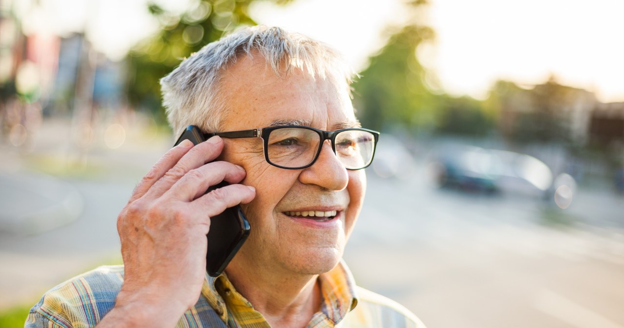 Kup babci telefon. Cyfrowa demencja to ściema