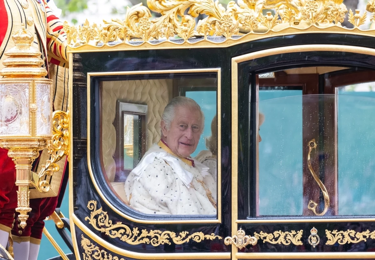 Pierwsza rocznica śmierci brytyjskiej królowej Elżbiety II. Jej następca Król Karol nagrał z tej okazji okolicznościowe orędzie, w którym wspomina swoja matkę i dziękuje poddanym za wsparcie. Przebywa obecnie wraz z małżonką królową Camillą w szkockiej rezydencji Balmoral.