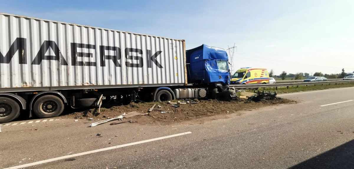 ​Strażacy udrożnili ruch na Trasie Sucharskiego w Gdańsku. Po godzinie 13 doszło tam do kolizji 3 samochodów, w tym cysterny. Nikomu nic się nie stało.