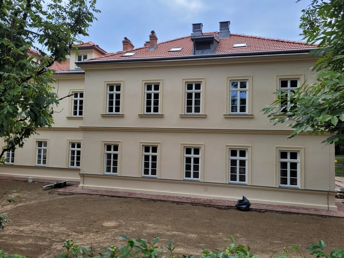 Nowoczesny Oddział Chirurgii Urazowej, Ortopedii i Rehabilitacji z trzema salami operacyjnymi, otworzono właśnie w Szpitalu Ortopedyczno - Rehabilitacyjnym przy ul. Modrzewiowej w Krakowie. Dzięki  gruntownej przebudowie będzie można przeprowadzać więcej, najbardziej skomplikowanych operacji ortopedycznych. 