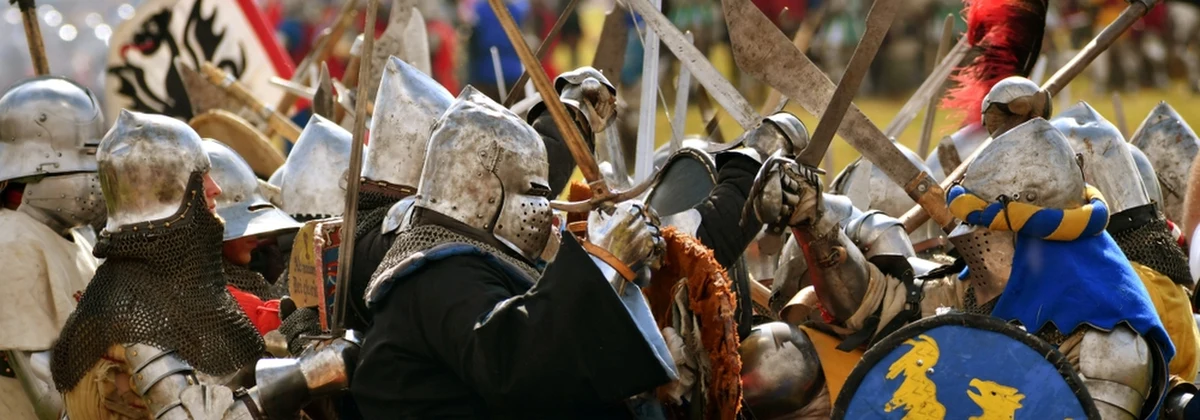 Zapony do krzyżackich płaszczy z napisem "Ave Maria", pieczęć biskupa chełmińskiego przedstawiającą pelikana karmiącego krwią młode, czy puginał - to jedne z zabytków znalezionych pod Grunwaldem. Naukowcy są jednak pewni, że największe cuda związane z największą bitwą średniowiecza, czekają dopiero na odkrycie. Archeolodzy rozpoczęli badania we wsi Wierzbica w pobliżu Grunwaldu. To tamtędy na miejsce starcia z wojskami krzyżackimi zmierzać mogły wojska króla Jagiełły. 