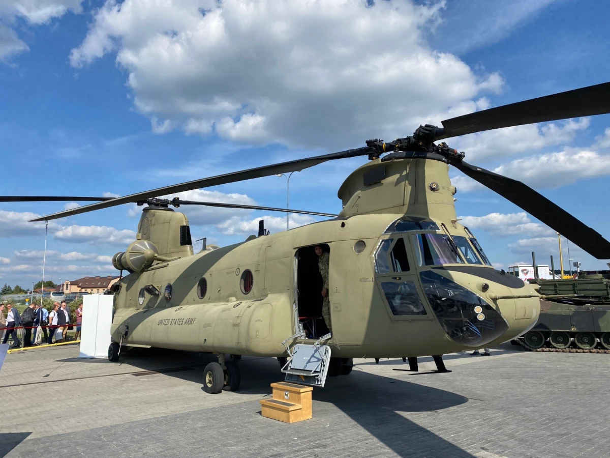 Kilkuset wystawców, tysiące zwiedzających i kompleksowa prezentacja najnowszych osiągnięć techniki wojskowej. Przez ostatnie dni w ramach Międzynarodowego Salonu Przemysłu Obronnego w Kielcach pokazywano śmigłowce, drony, czołgi, transportery, najnowszą broń czy elementy wyposażenia żołnierzy. Organizatorzy wydarzenia podliczają jeszcze liczbę zwiedzających, ale sami wystawcy mówią już o frekwencyjnym rekordzie. Przez cztery dni trwania MSPO stoiska jednostek wojskowych czy firm z sektora zbrojeniowego odwiedziły tłumy – zawodowych żołnierzy, potencjalnych kontrahentów, ale też pasjonatów militariów. 