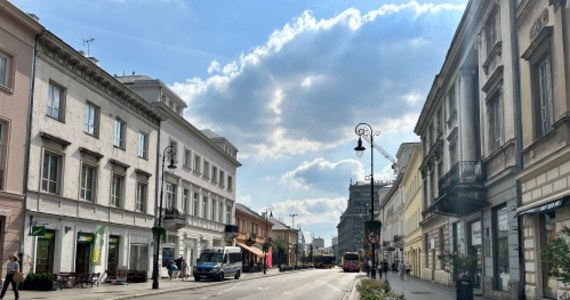Ul. Krakowskie Przedmieście w stolicy nadal będzie deptakiem. Władze Warszawy zadecydowały, że ta popularna wśród mieszkańców i turystów ulica będzie dostępna w weekendy jedynie dla pieszych także we wrześniu i październiku.