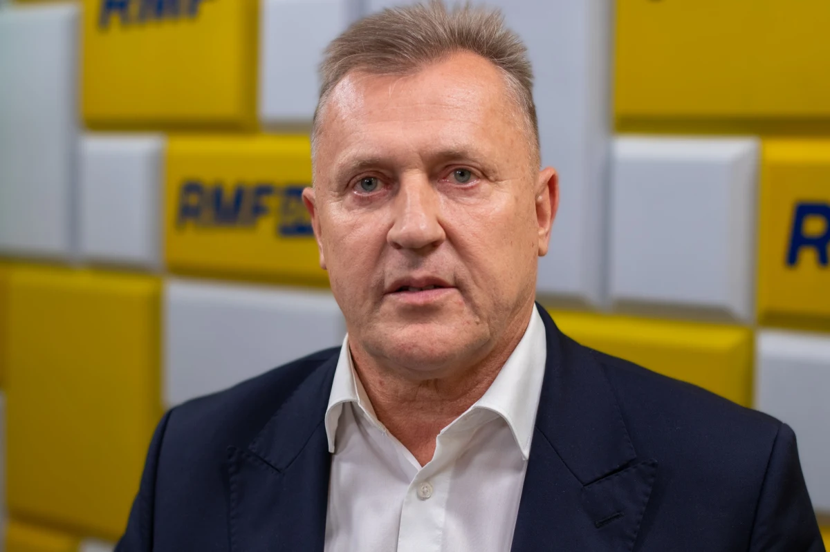 "Jesteśmy na dobrej drodze, żeby awansować na mistrzostwa Europy. Niedzielny mecz (z Albanią) będzie bardzo ważnym spotkaniem dla nas. Jedziemy tam, żeby wygrać – mówił w Popołudniowej rozmowie w RMF FM Cezary Kulesza. Prezes PZPN dał do zrozumienia, że do zakończenia eliminacji nie będzie oceniał Fernando Santosa i jego pracy. "Na to przyjdzie jeszcze czas" - zaznaczył. Mówił także, że rozmawiał z Robertem Lewandowskim już po głośnym wywiadzie, udzielonym ostatnio przez polskiego napastnika. "Wyjaśniliśmy pewne kwestie" - podkreślił.