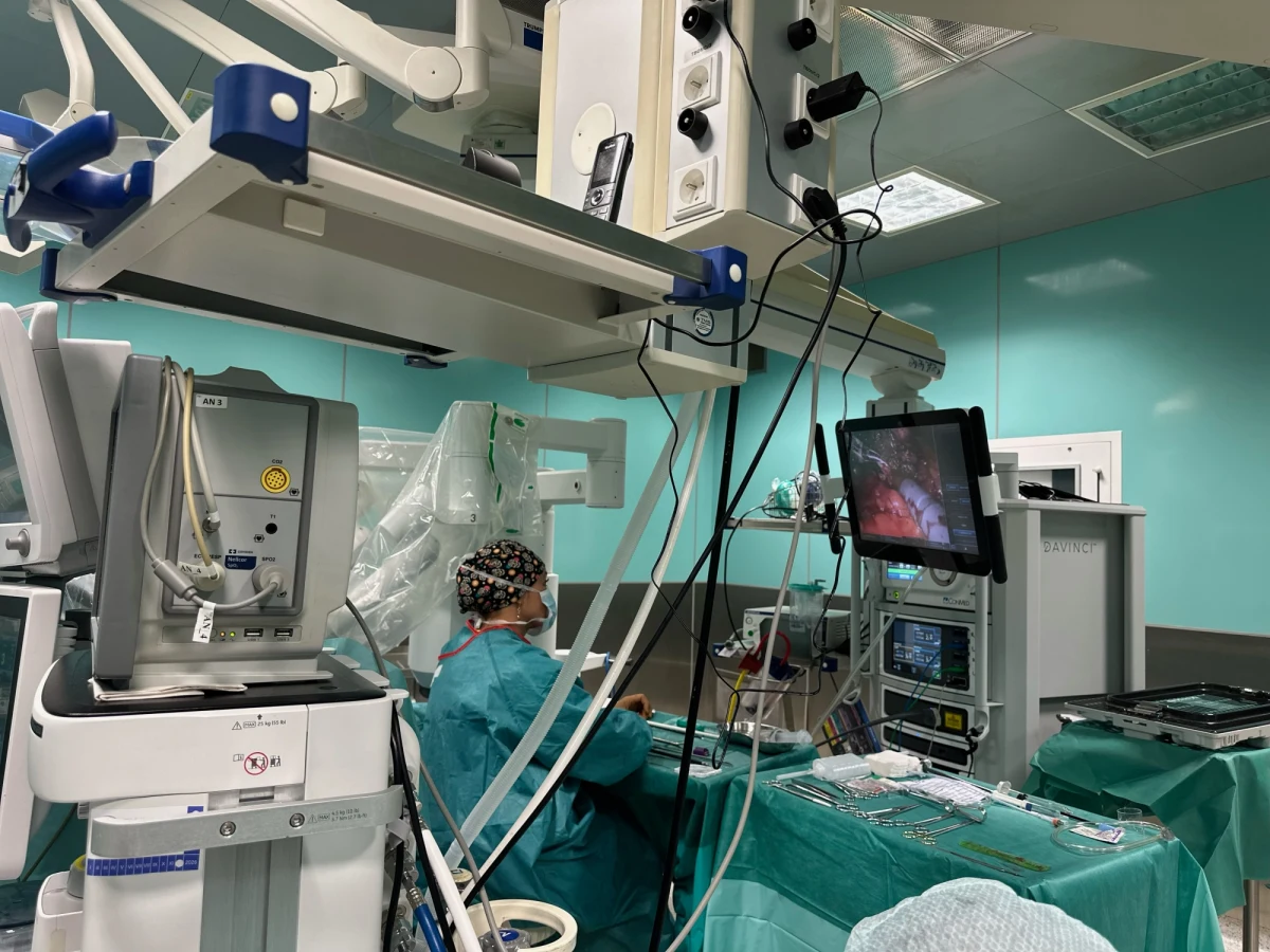 Nawet dwukrotnie ma się skrócić czas oczekiwania na operację z użyciem robota da Vinci w Śląskim Szpitalu Urologicznym przy ul. Strzeleckiej w Katowicach. Po wielomiesięcznym szkoleniu tamtejsi lekarze mają za sobą pierwsze samodzielne zabiegi z użyciem tego nowoczesnego sprzętu. 