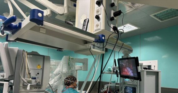Nawet dwukrotnie ma się skrócić czas oczekiwania na operację z użyciem robota da Vinci w Śląskim Szpitalu Urologicznym przy ul. Strzeleckiej w Katowicach. Po wielomiesięcznym szkoleniu tamtejsi lekarze mają za sobą pierwsze samodzielne zabiegi z użyciem tego nowoczesnego sprzętu. 
