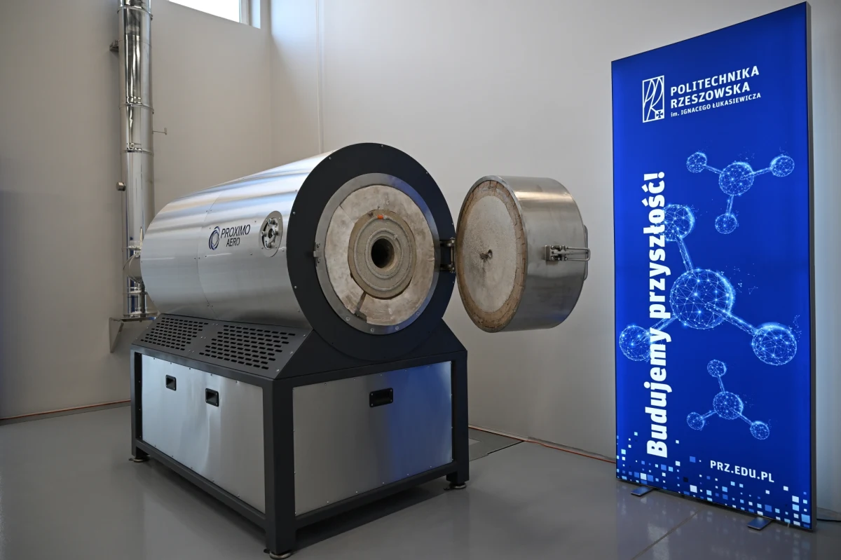 Politechnika Rzeszowska otworzyła w piątek Laboratorium Wodorowe. Naukowcy będą tam prowadzili prace badawcze związane z procesami spalania wodoru i mieszanek zawierających wodór. 