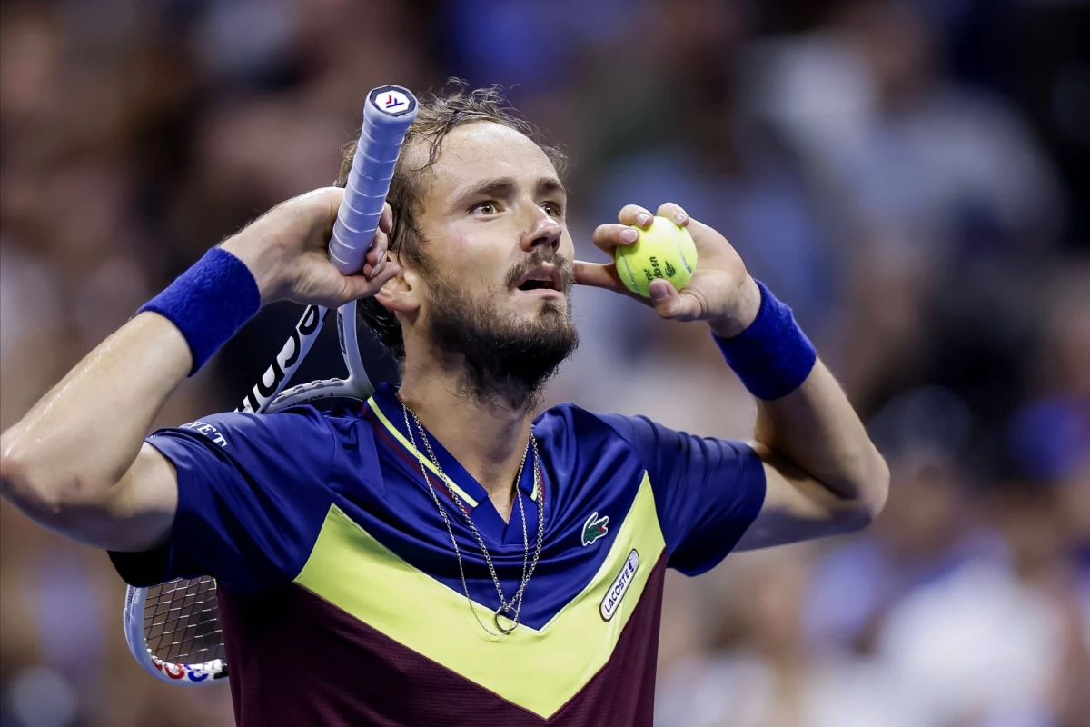 ​Daniił Miedwiediew zaskoczył w piątek obrońcę tytułu Carlosa Alcaraza i pokonał go po starciu w czterech setach. Mecz zakończył się wynikiem 7:6(7:3), 6:1, 3:6, 6:3. Rosjanin zatem awansował do finału US Open, gdzie na rywala czeka już Novak Djokovic.