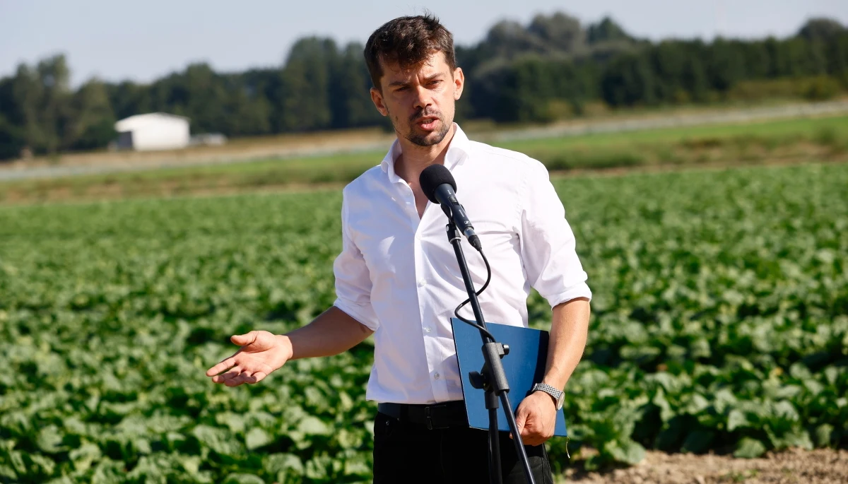 "Spodziewam się pozytywnej decyzji w sprawie przedłużenia zakazu importu rolnego z Ukrainy" - powiedział brukselskiej korespondentce RMF FM komisarz ds. rolnictwa Janusz Wojciechowski. "Obawiam się tylko, że w ostatniej chwili ktoś może temu zaszkodzić z powodów politycznych" - dodał. Nasza dziennikarka ustaliła, że do Strasburga wybiera się Michał Kołodziejczak. Kandydujący z listy PO szef Agrounii ma prowadzić rozmowy ws. zboża z unijnymi politykami.