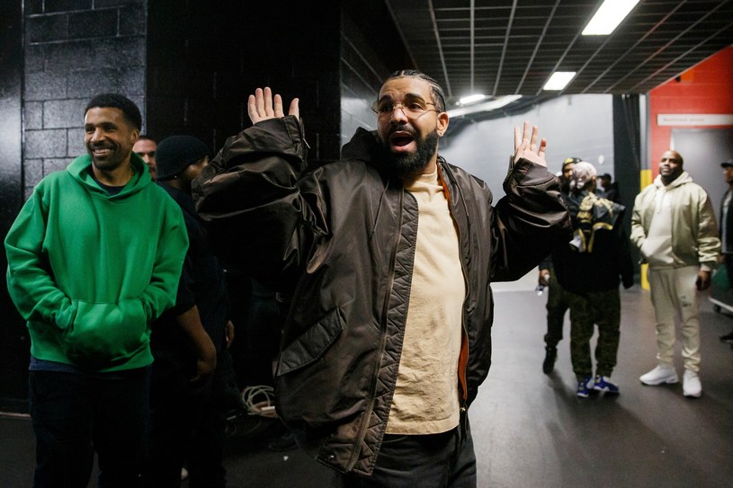 Drake jest jednym z najpopularniejszych raperów na świecie. Wielu fanów śmiało wymienia go w gronie najlepszych artystów wszech czasów. Artyście brakowało dotychczas jednej rzeczy, w której pomóc mogło mu wyłącznie damskie grono odbiorców. Zachciankę udało mu się spełnić, czym pochwalił się na swoim instagramowym profilu.