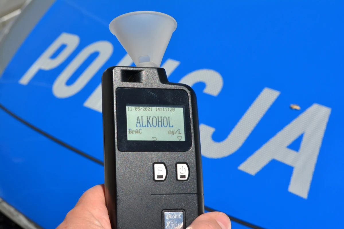 Prawie 2 promile alkoholu miała w organizmie 28-latka, która przez miejscowość Borów ( Lubelskie) kierowała skuterem trzymając w ręce otwartą puszkę piwa. Kobieta została zatrzymana dzięki obywatelskiej postawie innego uczestnika ruchu drogowego, który widząc w jakim jest stanie, uniemożliwił jej dalszą jazdę i powiadomił policję.