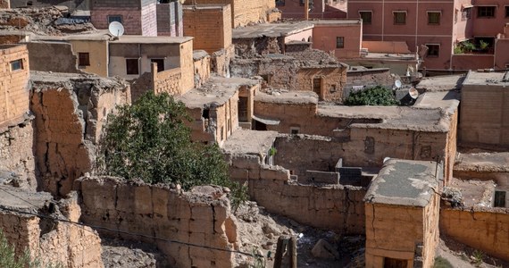 820 osób zginęło, a blisko 700 zostało rannych w wyniku trzęsienia ziemi, które w piątek późnym wieczorem czasu lokalnego nawiedziło Maroko - to najnowsze dane, podane przez tamtejszą telewizję. Szef polskiego MSZ poinformował RMF FM, że wśród ofiar i poszkodowanych nie ma naszych obywateli. Epicentrum trzęsienia ziemi znajdowało się w okolicach Marrakeszu w prowincji Al-Haouz na głębokości 18,5 km. "To było takie uczucie, jakby metro przejeżdżało. Trwało to około minuty, może dwie" - relacjonowała słuchaczka RMF FM Joanna, która obecnie przebywa w Marrakeszu.